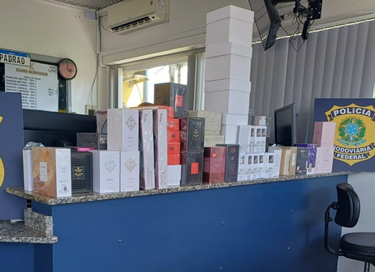 PRF e Receita apreendem carga de perfumes de luxo em Joinville