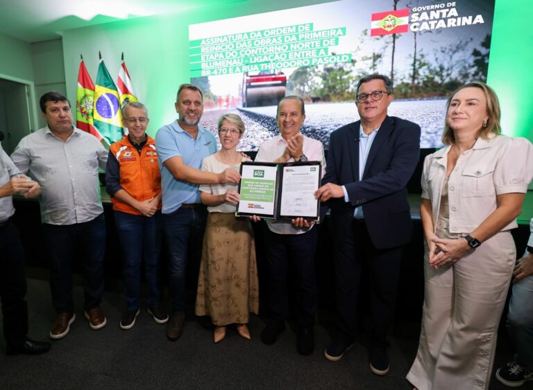 Em Blumenau, governador Jorginho Mello assina ordem de serviço para reinício das obras SC-108
