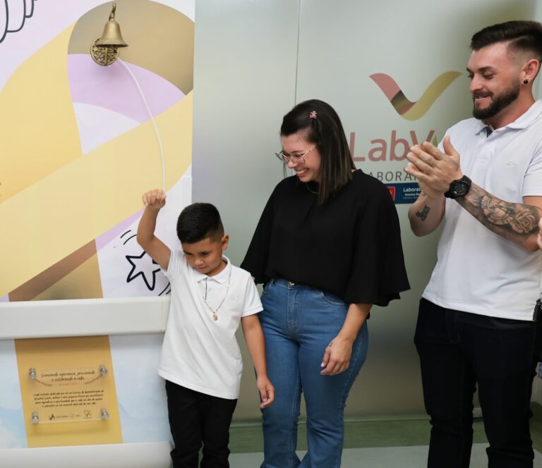 Paciente de 7 anos celebra fim do tratamento contra leucemia com a  cerimônia do sino no Hospital Santo Antônio em Blumenau