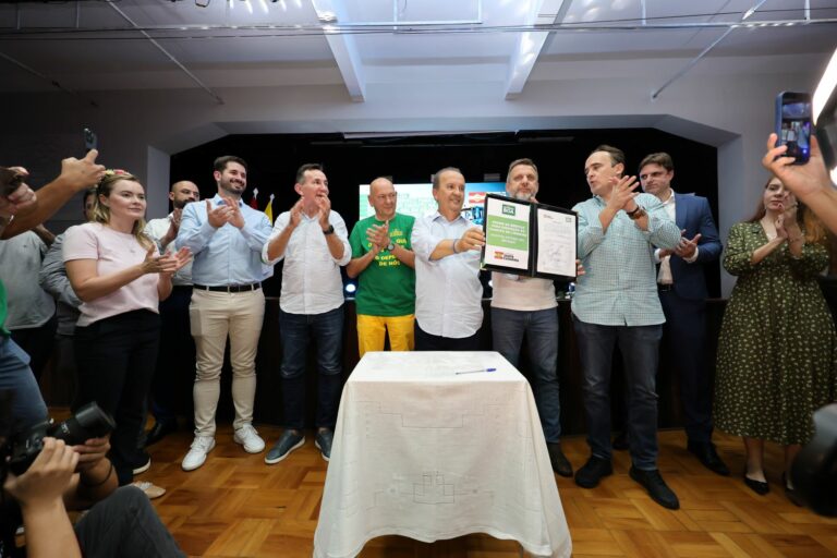 Em Brusque, governador Jorginho Mello assina ordem de serviço para construção do viaduto do Limoeiro