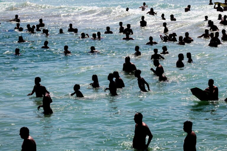 Sol e calor intenso marcam o último fim de semana de verão em Santa Catarina