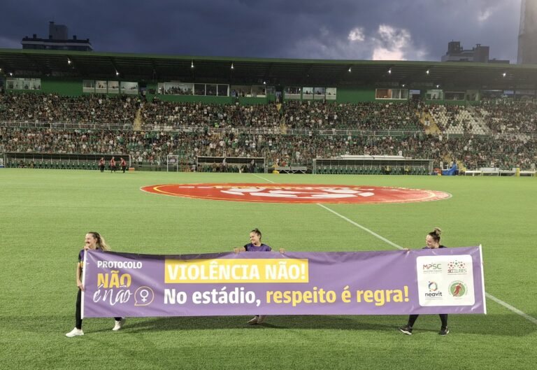 Faixa do Protocolo “Não é Não” esteve presente na final do Campeonato Catarinense de Futebol