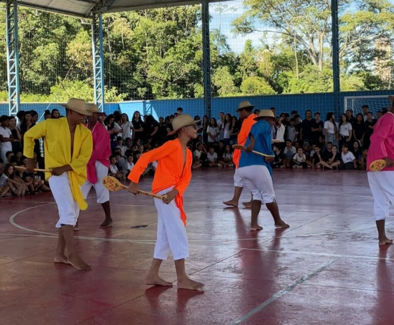 Escolas recebem visita dos participantes do 9º Encontro Internacional de Etnias