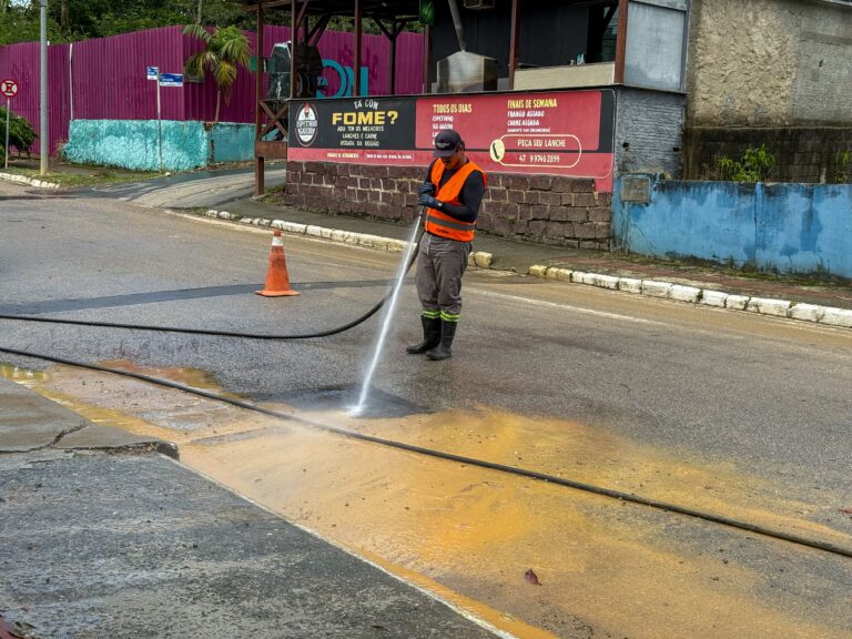 Obras inicia limpeza de vias e áreas afetadas em Balneário Camboriú