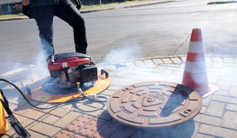 Casan realiza testes de fumaça em Chapecó para detectar ligações irregulares de esgoto