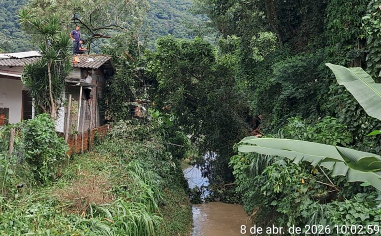 Equipes de Obras e Defesa Civil trabalham no Ilhota após temporais