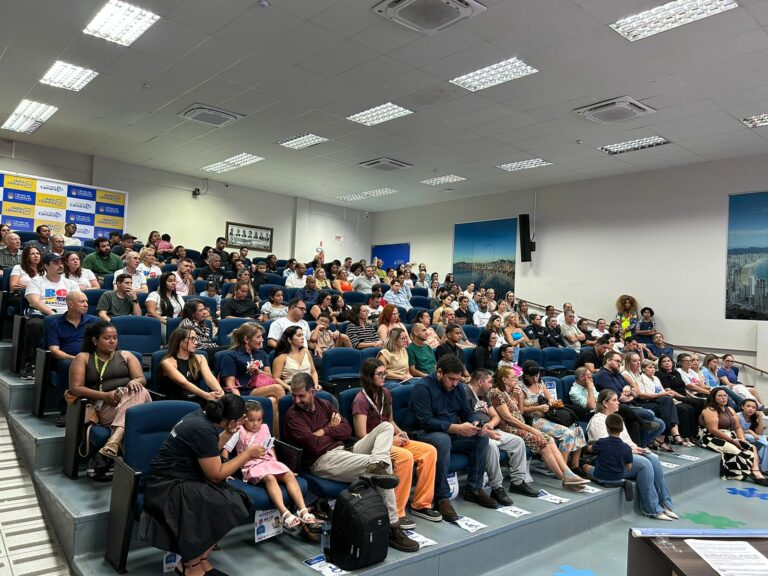 2º Encontro Municipal de Pais e Mães de Autistas tem entrega de carteiras e palestras