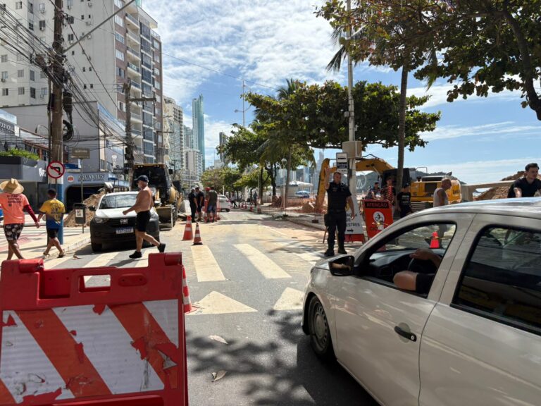 Avenida Atlântica opera em meia pista nesta sexta por obra de macrodrenagem