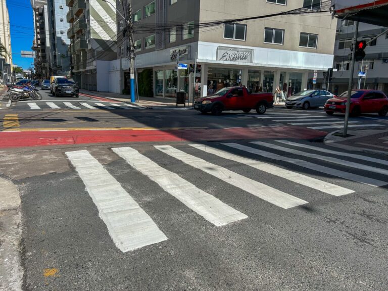 Sinalização viária é reforçada com nova pintura na Avenida Brasil