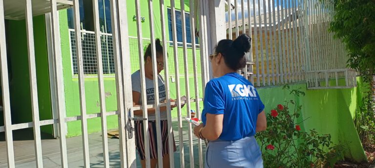 Moradores do Loteamento Unochapecó recebem orientações sobre esgoto