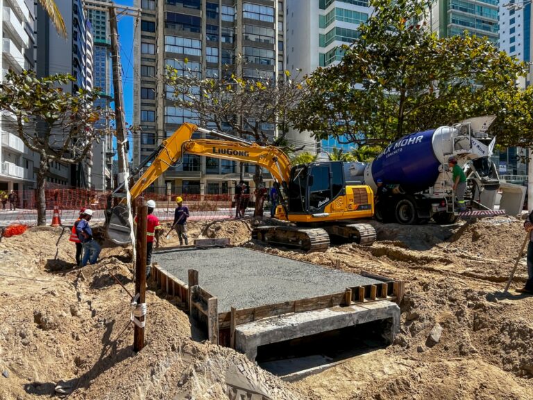 Intervenções de macrodrenagem avançam em Balneário Camboriú