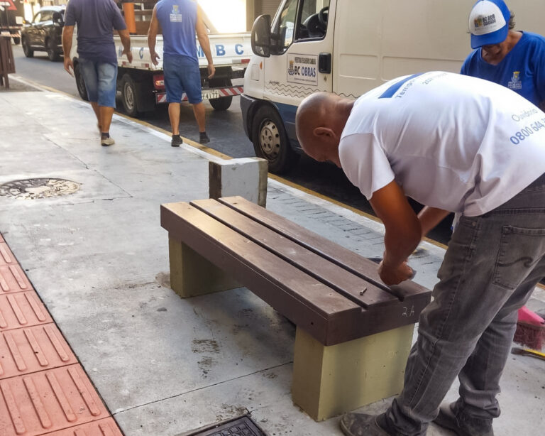 Prefeitura realiza manutenção e substituição de bancos públicos na Avenida Brasil