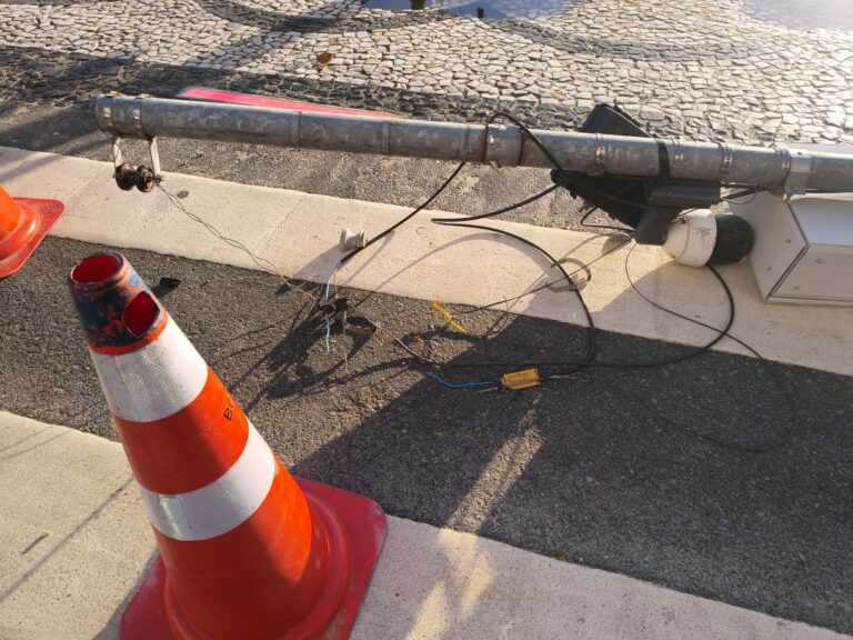 Poste de monitoramento é derrubado após colisão com caminhão