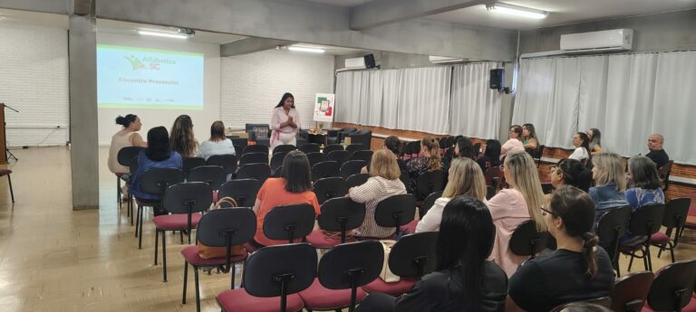 Educadores passam por capacitação do programa estadual de alfabetização
