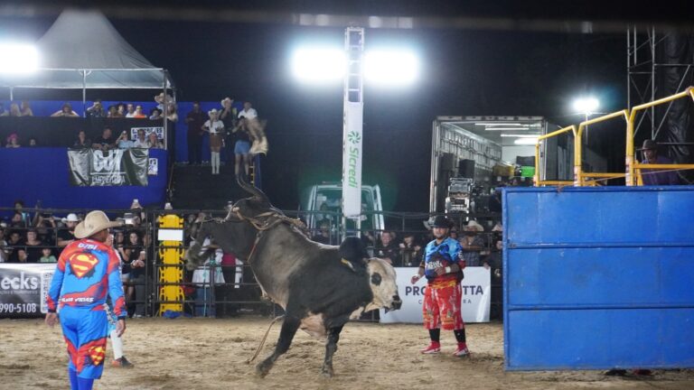 Camboriú Fest 2026 reúne mais de 15 mil pessoas na abertura e marca retomada histórica do rodeio