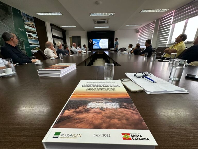 Governo do Estado entrega projetos de dragagem no Rio Itajaí-Açu