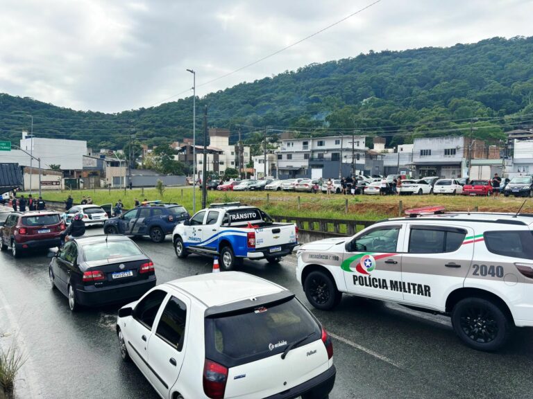 Polícia Militar reforça fiscalização em operação integrada e registra autuações e remoções de veículos em Balneário Camboriú