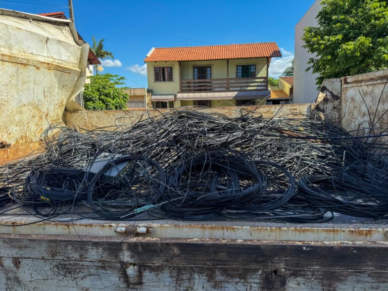 Ação da Cosip remove 800 kg de fios das ruas Agrolândia e Dom Felipe