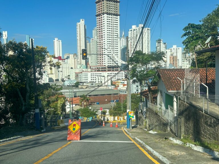 Semáforos são instalados na Rua Indonésia durante interdição de trecho