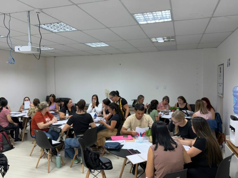 Professores da rede municipal participam de formação do Programa Alfabetiza SC