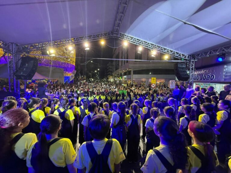 Celebração dos 64 anos reúne público na Praça da Paz