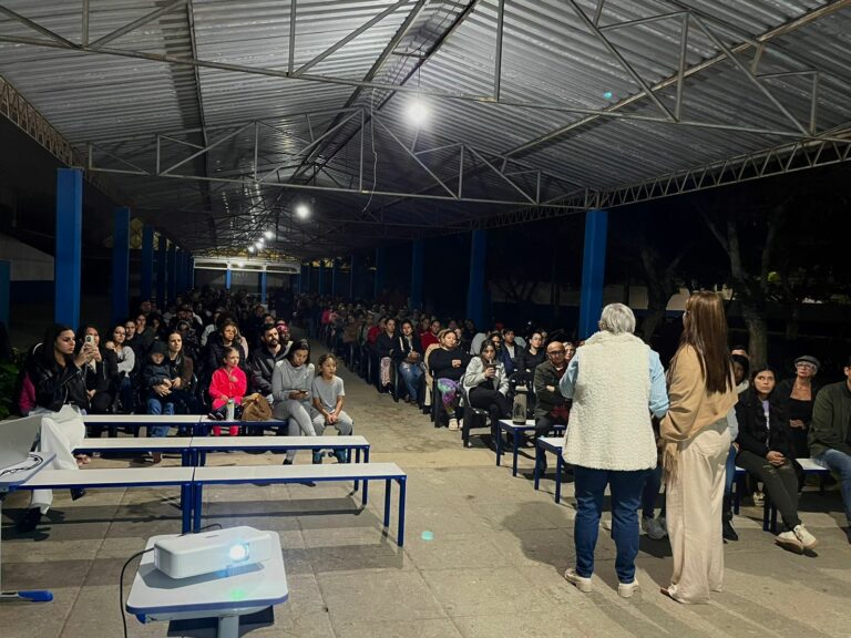 Comunidade recebe informações sobre logística da reforma do CAIC em encontro
