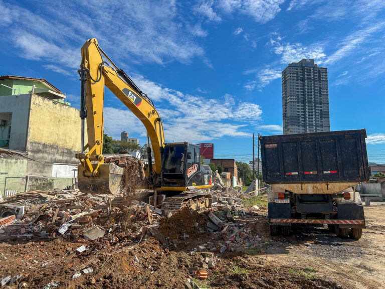 Imóvel é demolido para dar continuidade à obra da Avenida Prefeito Meirinho