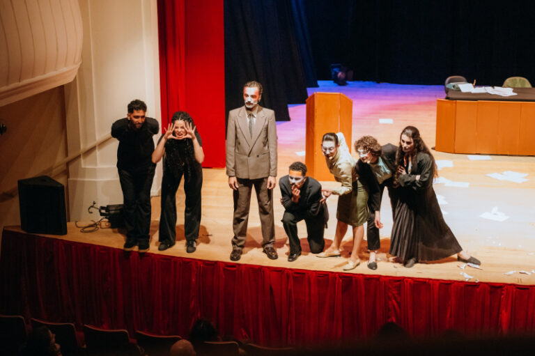 Teatro Bruno Nitz recebe apresentação de “O Espectador Condenado à Morte” no domingo