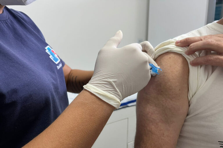 Vacinação contra a gripe é liberada para o público em geral em BC