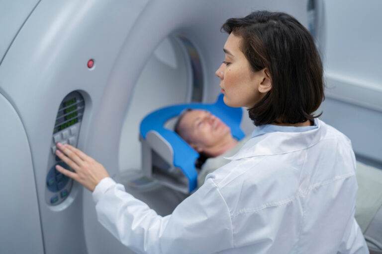 Tomografia é usada para investigar traumas, inflamações e alterações internas; entenda