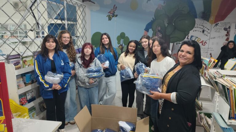 Alunos da rede municipal começam a receber uniformes de inverno