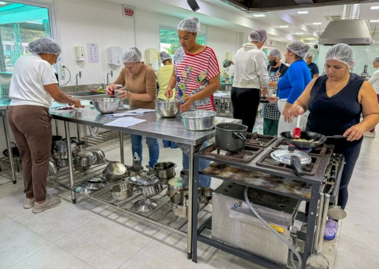 Treinamento reúne agentes de alimentação em atividades teóricas e práticas
