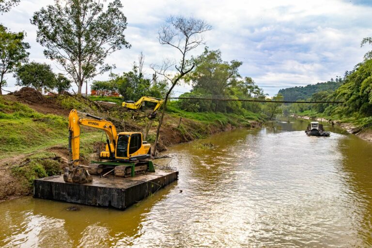 Santa Catarina investe R$ 227 milhões e realiza limpeza de mais de 350 km de rios pela primeira vez na história