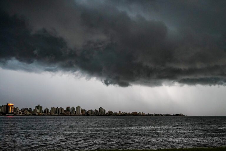 Santa Catarina entra em alerta para temporais e ressaca por causa de ciclone