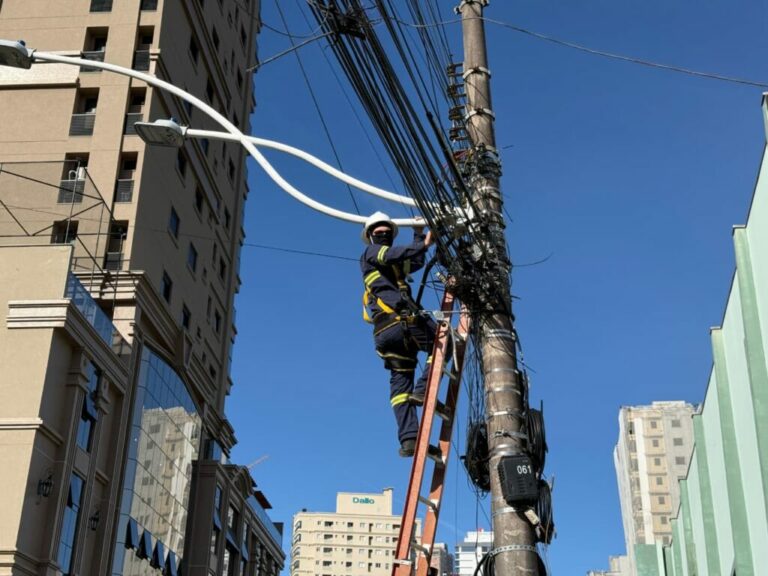 Operação Limpa Poste avança e chega à Avenida Principal, no Centro de Itapema