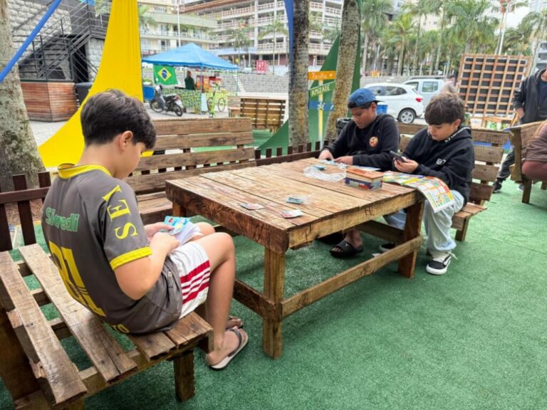 Praça da Paz recebe encontro de colecionadores de figurinhas da Copa