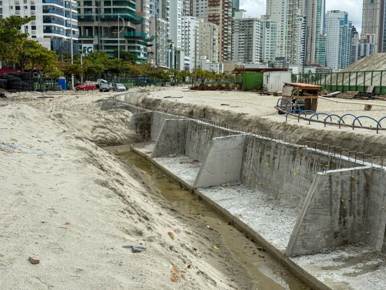 Reurbanização da orla avança e ultrapassa 50% na construção do muro de proteção costeira