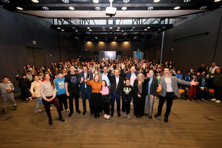Governador acompanha sessão de cinema educativo com alunos da rede pública no Sapiens Parque