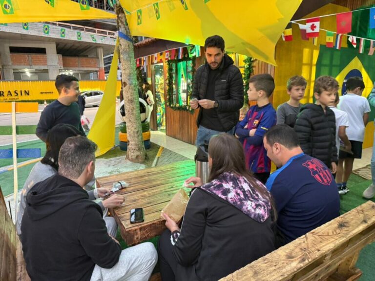 Casinha da Praça da Paz vira ponto de encontro com clima de Copa em Itapema