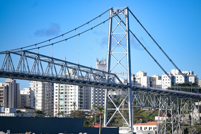 Trânsito na Ponte Hercílio Luz terá fechamento parcial no domingo