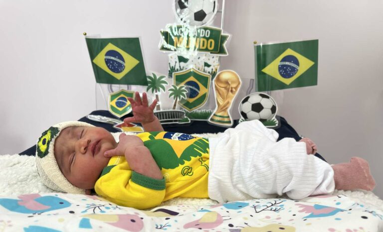 Bebês participam de sessão de fotos em homenagem à Copa do Mundo no Hospital Ruth Cardoso