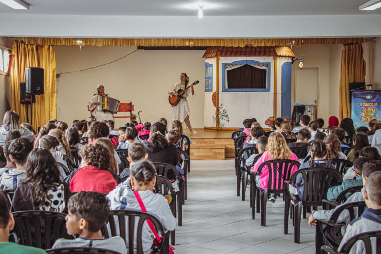 Alunos da rede municipal de BC participam de apresentações teatrais gratuitas