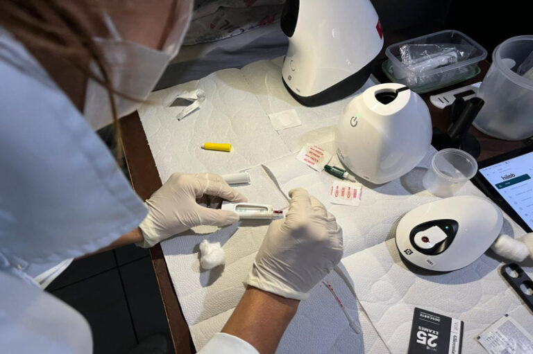 Projeto piloto leva exames laboratoriais domiciliares a mais de 100 pacientes de BC