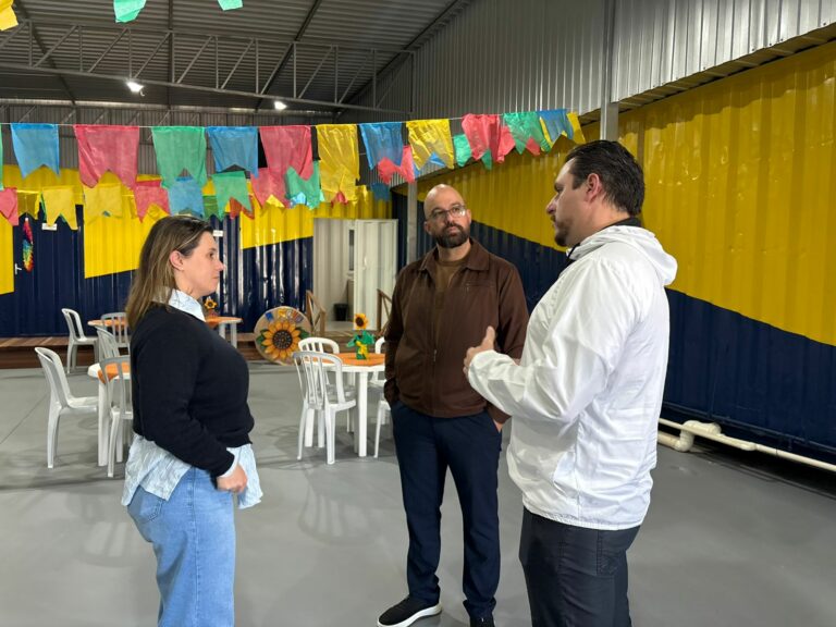 Equipe da Prefeitura conhece estrutura do Projeto Nadar durante visita técnica