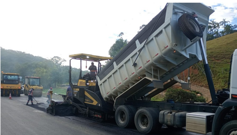 Obras da SC-414 atingem 50% de conclusão no trecho entre Luiz Alves e Massaranduba