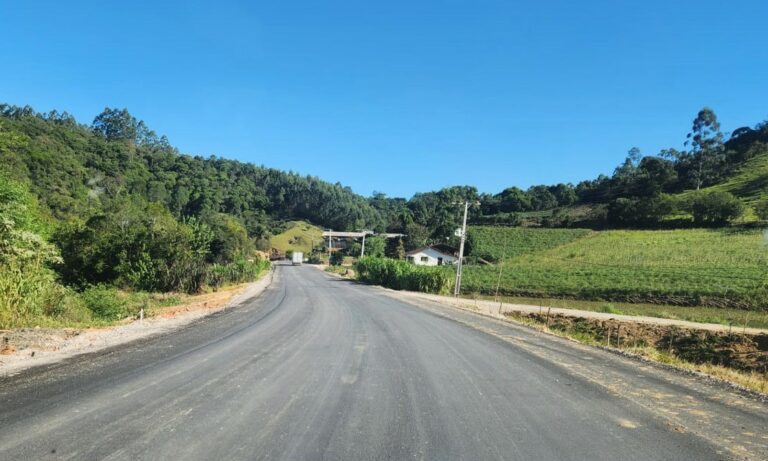 Estrada Boa: pavimentação da SC-435 avança entre São Martinho e São Bonifácio