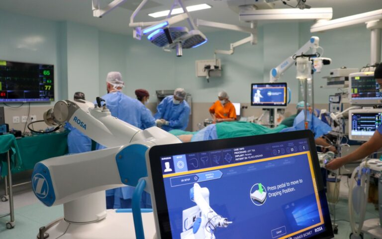 Tecnologia robótica amplia precisão em cirurgias de joelho no litoral de Santa Catarina