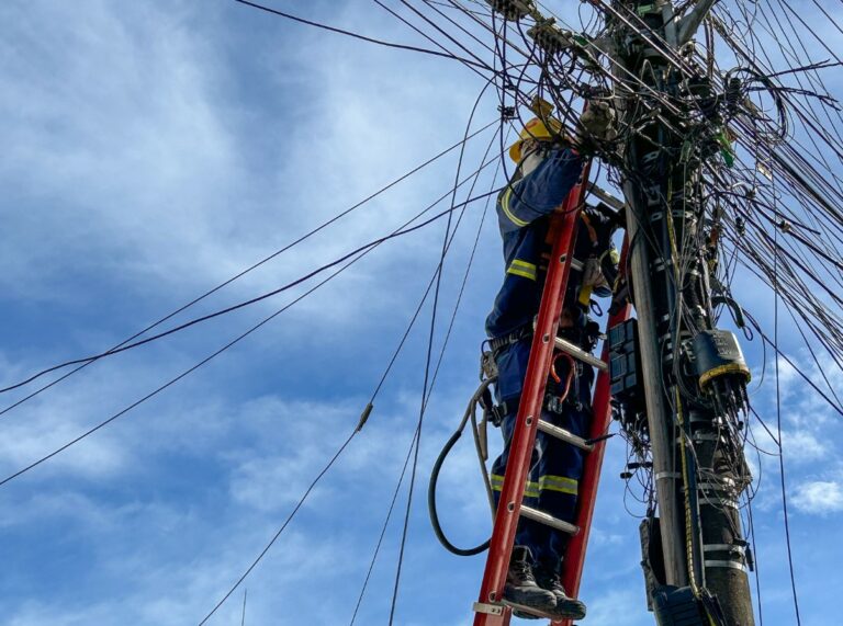 Cosip remove fiação inutilizada e reforça segurança urbana na Rua Blumenau