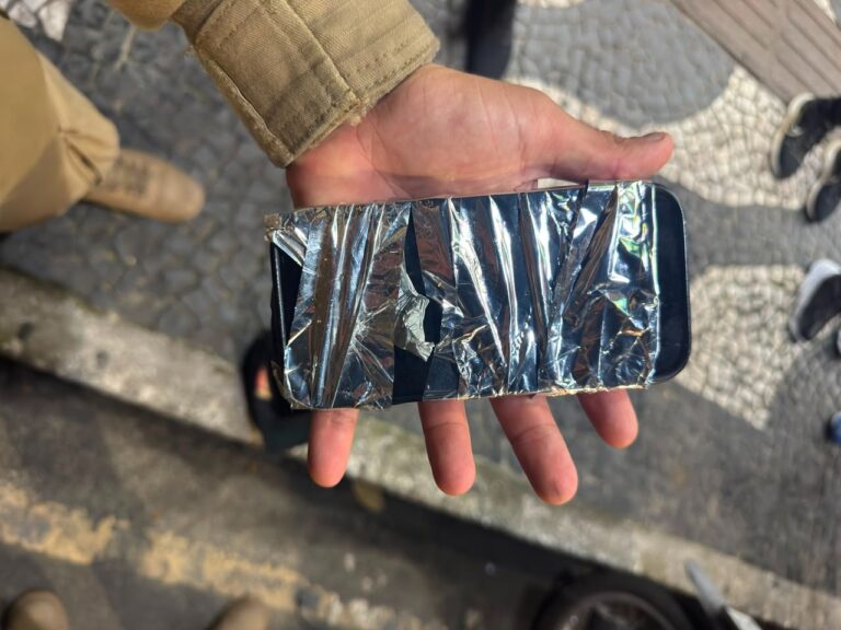 Polícia Militar prende dupla e recupera celular roubado em Balneário Camboriú