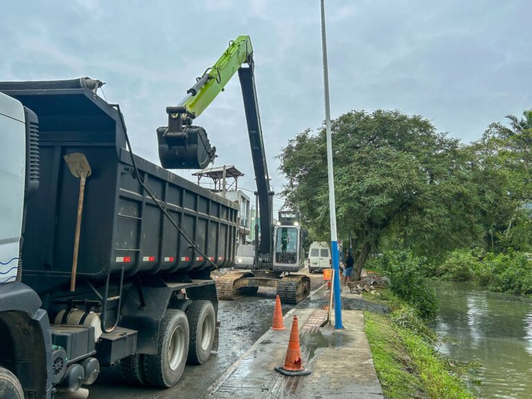 Ação de limpeza remove 28 caminhões de resíduos do Rio Peroba